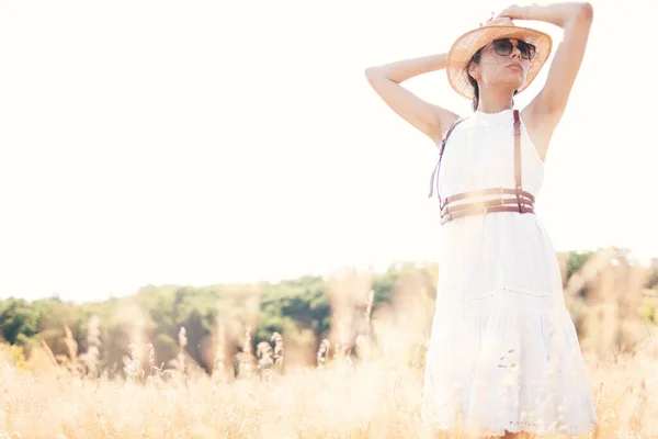 小麦畑でリネンのドレスを着た美しい女の子 夏休み旅行 ボヘミアンモダンなヒッピースタイル — ストック写真