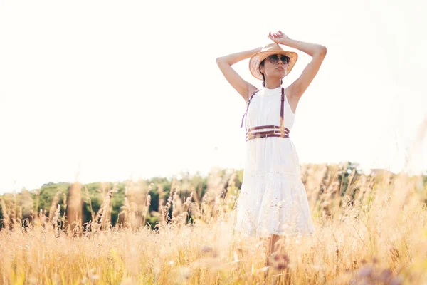 Buğday Tarlasında Keten Elbiseli Güzel Bir Kız Yaz Tatili Seyahat — Stok fotoğraf