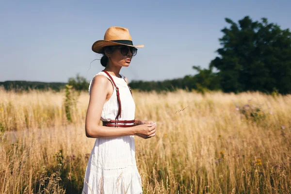 Πνεύμα Της Ελευθερίας Ένα Ελκυστικό Boho Κορίτσι Μπλούζα Καπέλο Και — Φωτογραφία Αρχείου