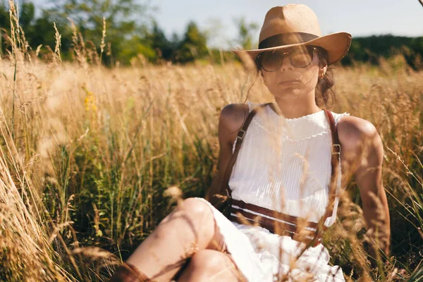 Özgürlüğün Ruhu Bluzlu Şapkalı Güneş Gözlüklü Çekici Bir Kız Mavi — Stok fotoğraf