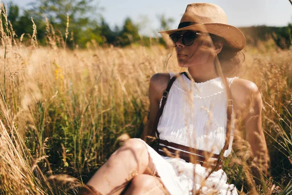 自由の精神 青い空を背景に畑に立っているブラウス サングラスの魅力的なBohoの女の子 夏休み旅行 ボヘミアンモダンなヒッピースタイル — ストック写真