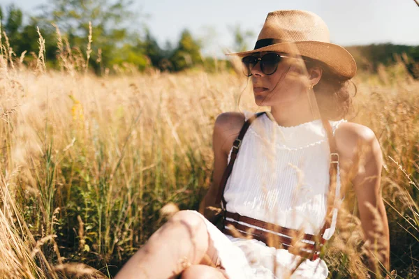 Özgürlüğün Ruhu Bluzlu Şapkalı Güneş Gözlüklü Çekici Bir Kız Mavi — Stok fotoğraf