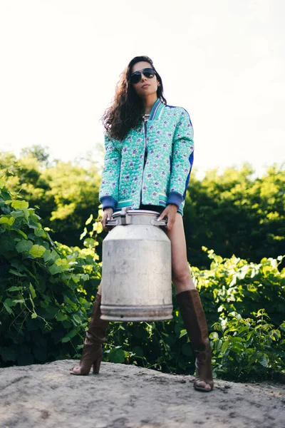 Joven Agricultora Moda Posando Cámara Mientras Sostiene Leche Puede — Foto de Stock