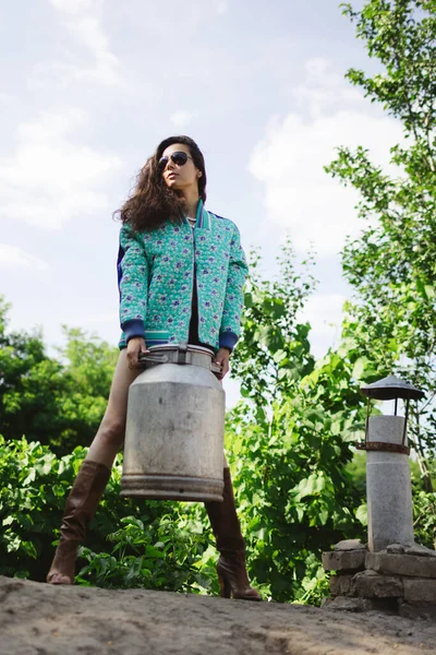 Joven Agricultora Moda Posando Cámara Mientras Sostiene Leche Puede — Foto de Stock