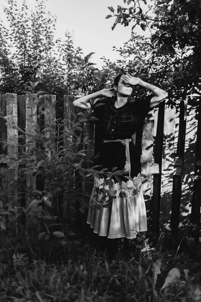 Junge Modische Frau Steht Der Nähe Von Zaun Garten Oder — Stockfoto