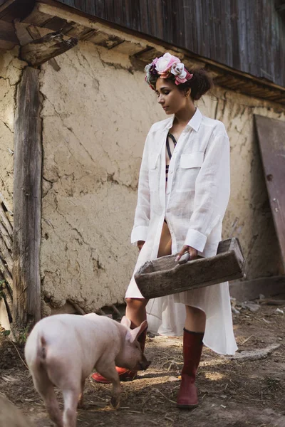 Stylish Young Woman Farmer Fedding Pigs — Stock Photo, Image