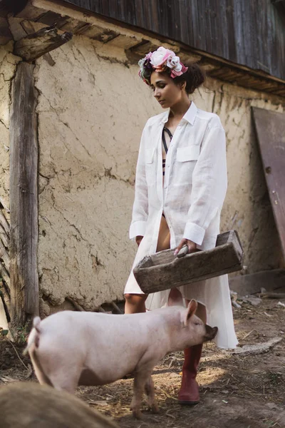 时尚的年轻女农场主给猪喂奶 — 图库照片