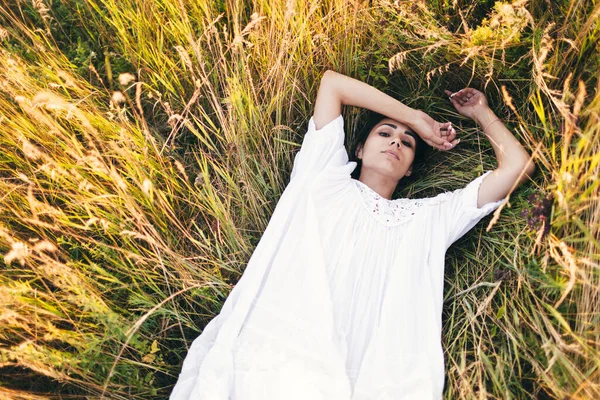 Concebido Hermosa Mujer Joven Acostada Hierba Con Vestido Blanco Naturaleza —  Fotos de Stock