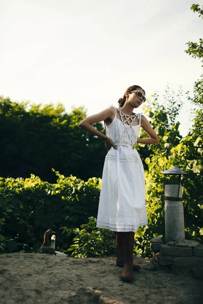 Portrét Krásné Dívky Bílých Šatech Zahradě Burnette Krásná Přírodní Dívka — Stock fotografie