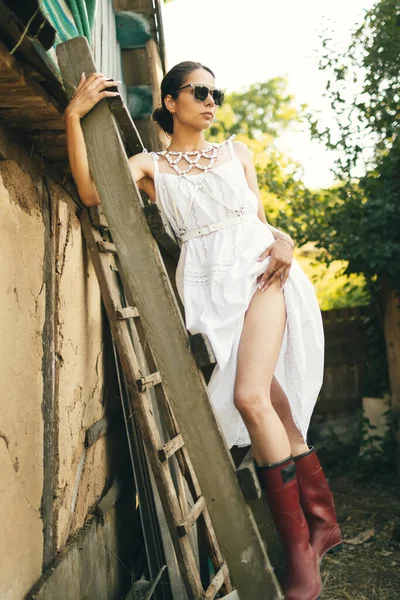 Lange Prachtige Sexy Brunette Vrouw Witte Jurk Poseren Wodden Trapladder — Stockfoto
