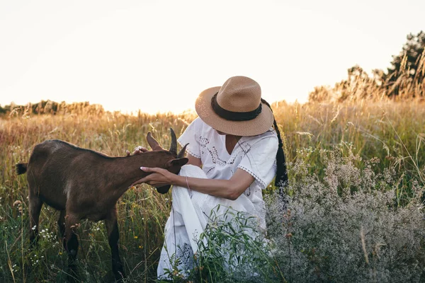 Młoda Kobieta Terenie Chodzi Kozami Dziewczyna Kozy Łące Latem Miłość — Zdjęcie stockowe