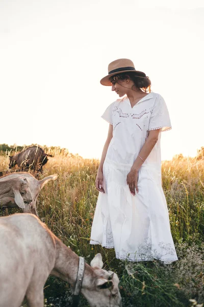 Młoda Kobieta Terenie Chodzi Kozami Dziewczyna Kozy Łące Latem Miłość — Zdjęcie stockowe