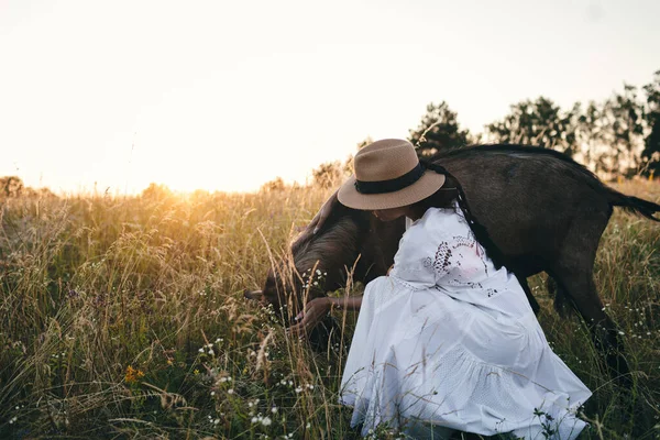 Junge Frau Auf Dem Feld Geht Mit Ziegen Das Mädchen — Stockfoto
