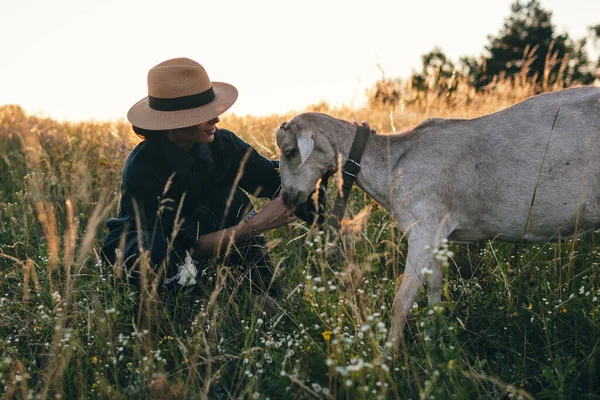 Joven Campo Está Pastando Sus Cabras Blancas Chica Las Cabras — Foto de Stock