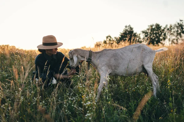 Eine Junge Frau Auf Dem Feld Weidet Ihre Weißen Ziegen — Stockfoto