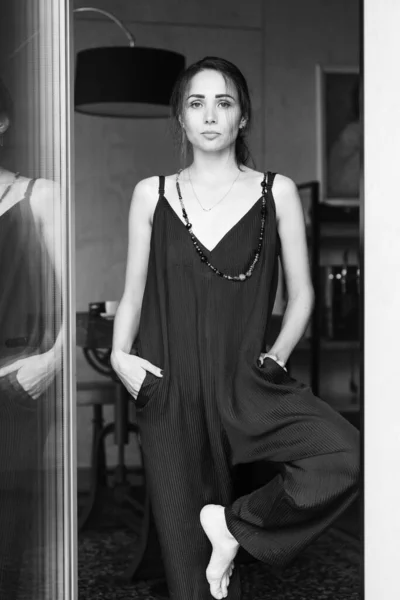 Концепція Літньої Моди Модна Жінка Комбінезоні Позує Стильному Інтер Єрі — стокове фото