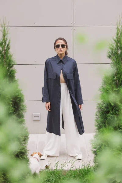 Žena Něžně Stojící Kimonu Šedém Pozadí Dívka Svůdně Nosí Svůj — Stock fotografie