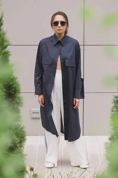 Frau Zärtlich Kimono Auf Grauem Hintergrund Stehend Das Mädchen Trägt — Stockfoto