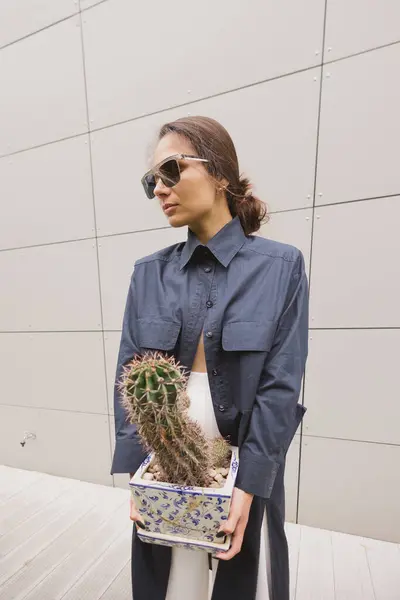 Donna Teneramente Piedi Kimono Con Cactus Tra Mani Sfondo Grigio — Foto Stock
