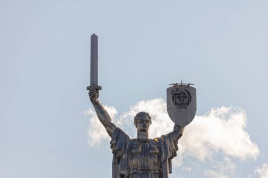 Kyiv, Ukrayna - 1 Ağustos 2023: Sovyet arması kaldırıldıktan ve Ukrayna armasını yerleştirmeye hazırlandıktan sonra Anavatan Anıtı manzarası.
