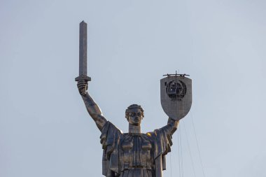 Kyiv, Ukrayna - 1 Ağustos 2023: Sovyet arması kaldırıldıktan ve Ukrayna armasını yerleştirmeye hazırlandıktan sonra Anavatan Anıtı manzarası.