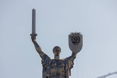 Kyiv, Ukrayna - 1 Ağustos 2023: Sovyet arması kaldırıldıktan ve Ukrayna armasını yerleştirmeye hazırlandıktan sonra Anavatan Anıtı manzarası.
