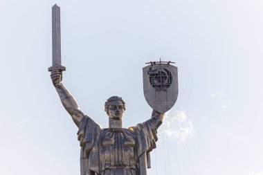 Kyiv, Ukrayna - 1 Ağustos 2023: Sovyet arması kaldırıldıktan ve Ukrayna armasını yerleştirmeye hazırlandıktan sonra Anavatan Anıtı manzarası.
