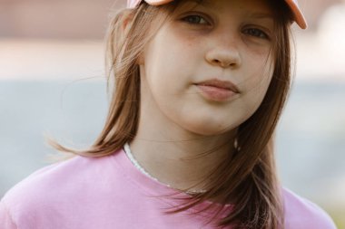 Yukarı yukarı kameraya gülümseyen on yaşında bir kız portresi kapatın. olumlu duygu.