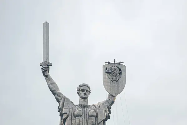 乌克兰基辅 2023年7月31日 在拆除苏联国徽并准备安装乌克兰国徽后对祖国纪念碑的看法 — 图库照片