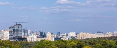 Kyiv 'in yerleşim alanlarının havadan çekilmiş fotoğrafları tren istasyonu manzaralı ve inşaat halindeki yeni gökdelenler, hava manzaralı, şehir fotoğrafçılığı. Boşluğu kopyala.