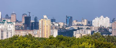 Kyiv 'in yerleşim alanlarının havadan çekilmiş fotoğrafları tren istasyonu manzaralı ve inşaat halindeki yeni gökdelenler, hava manzaralı, şehir fotoğrafçılığı. Boşluğu kopyala.