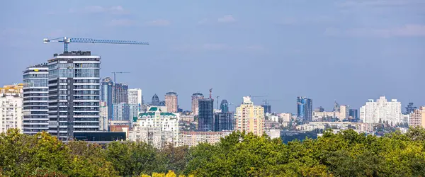 Kyiv 'in yerleşim alanlarının havadan çekilmiş fotoğrafları tren istasyonu manzaralı ve inşaat halindeki yeni gökdelenler, hava manzaralı, şehir fotoğrafçılığı. Boşluğu kopyala.