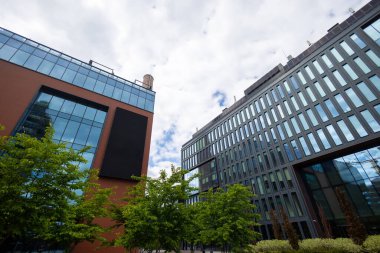 Şehir ortamında, ön cephede, reklam veya markalaşma kampanyanızı göstermek için boş bir reklam panosu imzası..