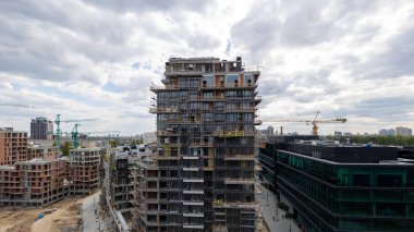 Modern mimari arka planının geniş açı görünümü.