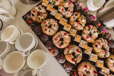 Lezzetli, çeşitli kurabiyeler, turtalar, lezzetli tatlı masası, pastalar, kekler ve tatlılar tatlı,.