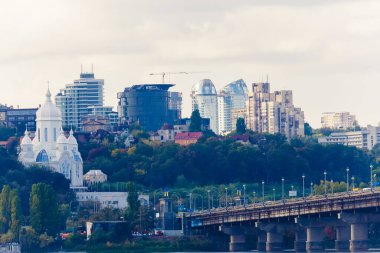 Geniş nehrin üzerindeki tepelerin üzerindeki büyük şehir manzarası. Paton Köprüsü 'ne bakın. Kyiv. Ukrayna.