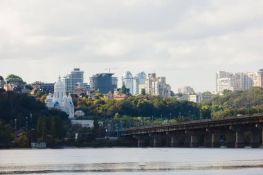 Geniş nehrin üzerindeki tepelerin üzerindeki büyük şehir manzarası. Paton Köprüsü 'ne bakın. Kyiv. Ukrayna.