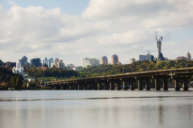 Geniş nehrin üzerindeki tepelerin üzerindeki büyük şehir manzarası. Paton Köprüsü 'ne bakın. Kyiv. Ukrayna.