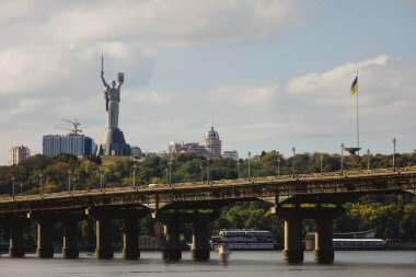 Geniş nehrin üzerindeki tepelerin üzerindeki büyük şehir manzarası. Paton Köprüsü 'ne bakın. Kyiv. Ukrayna.