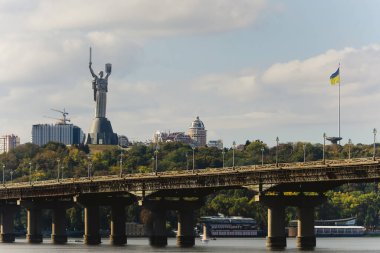 Geniş nehrin üzerindeki tepelerin üzerindeki büyük şehir manzarası. Paton Köprüsü 'ne bakın. Kyiv. Ukrayna.