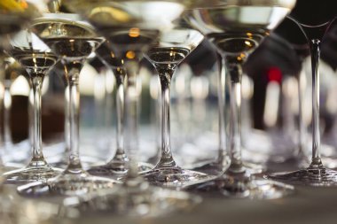 Beyaz ve kırmızı şaraplı bardaklar. Yemek servisi. Restoran partisinde arka planda şarap kadehleri. Sığ dof.