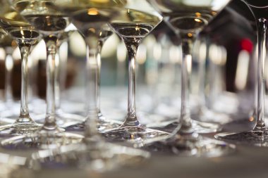 Beyaz ve kırmızı şaraplı bardaklar. Yemek servisi. Restoran partisinde arka planda şarap kadehleri. Sığ dof.