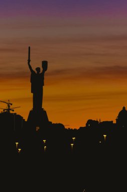 Kiev Ukrayna 'nın güzel, ateşli günbatımında ufuk çizgisi.