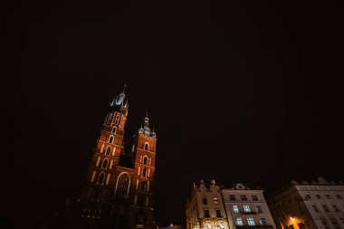 St. Marys Bazilikası ya da Krakow 'daki Mariacki Kilisesi ya da Polonya' daki Krakow, Krakow. Gece Ana Pazar Meydanı.