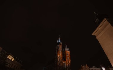 St. Marys Bazilikası ya da Krakow 'daki Mariacki Kilisesi ya da Polonya' daki Krakow, Krakow. Gece Ana Pazar Meydanı.