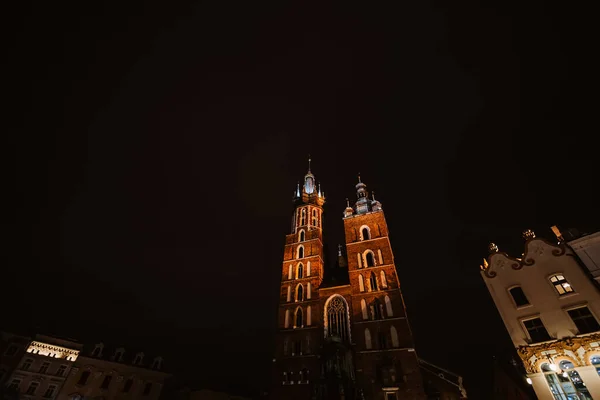 セントメアリーズバシリカまたはマリアキ教会 クラクフやクラクフの旧市街 ポーランド 夜のメインマーケット広場 — ストック写真