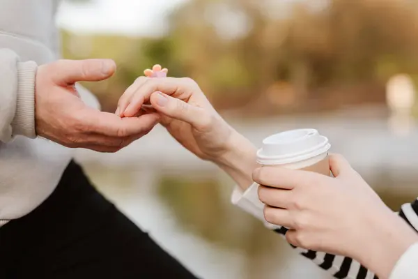 手を握っている女性と男性 シャロー ドーフ — ストック写真