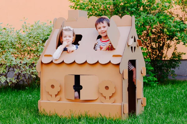 Children Playing Cardboard Kid House Child Having Fun Outdoors — Stock Photo, Image