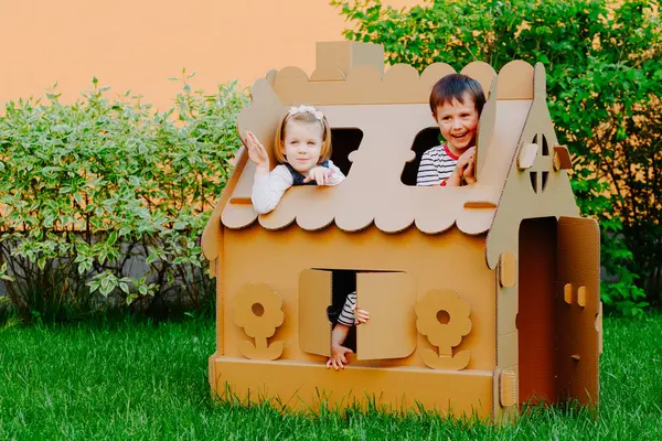 Children Playing Cardboard Kid House Child Having Fun Outdoors — Stock Photo, Image