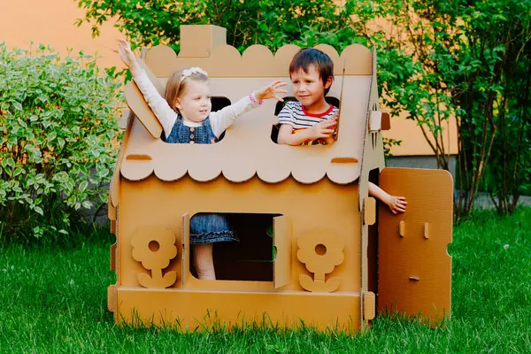 Çocuklar Karton Çocuk Evinde Oynuyorlar Çocuk Dışarıda Eğleniyor — Stok fotoğraf